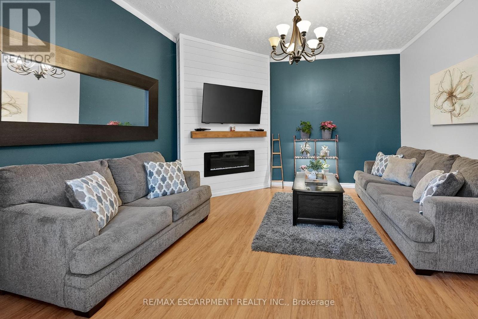287 MAIN STREET E