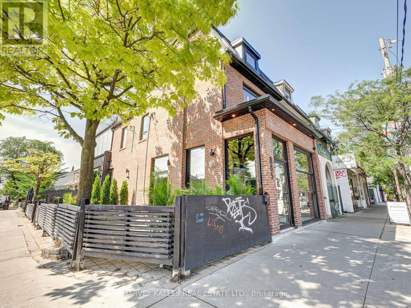 885 DUNDAS STREET W