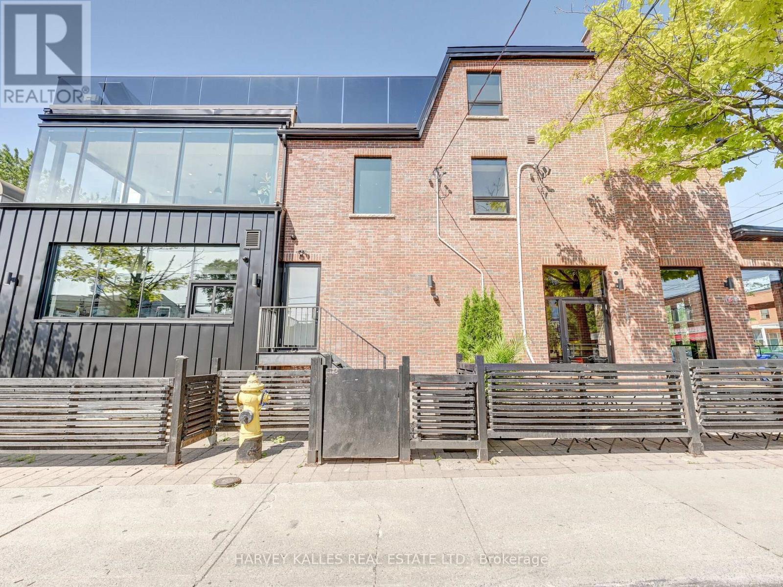 885 DUNDAS STREET W