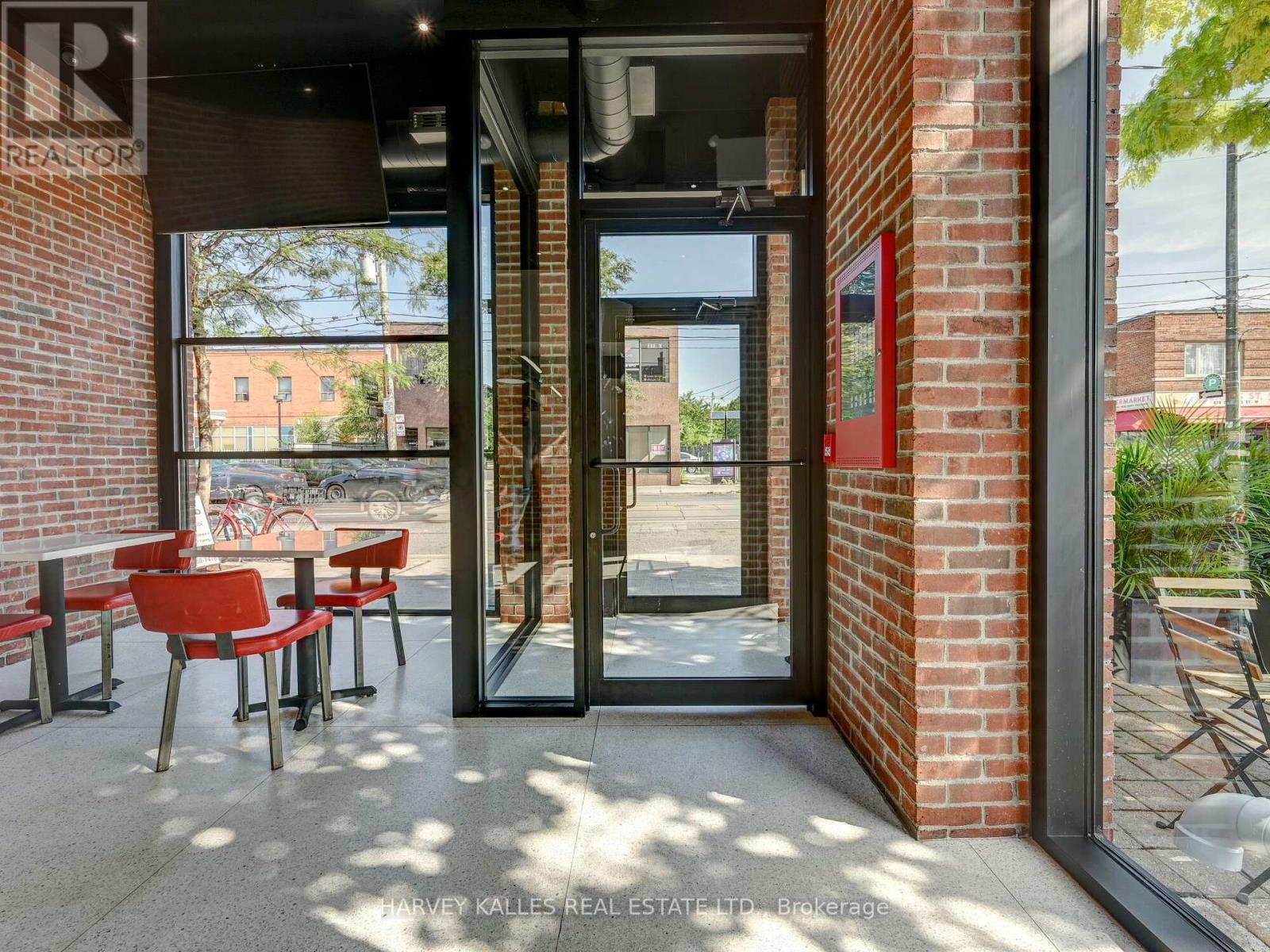 885 DUNDAS STREET W
