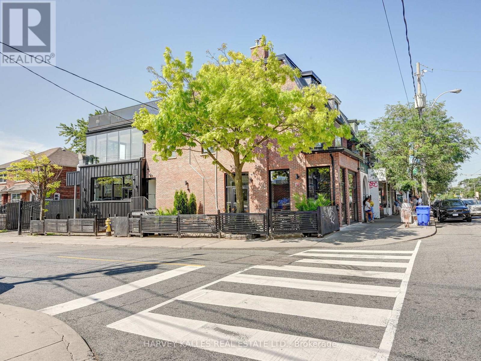 885 DUNDAS STREET W