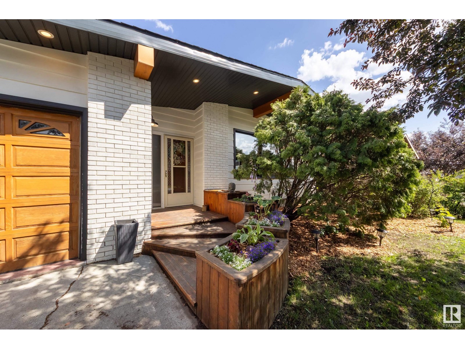 8407 75 ST NW