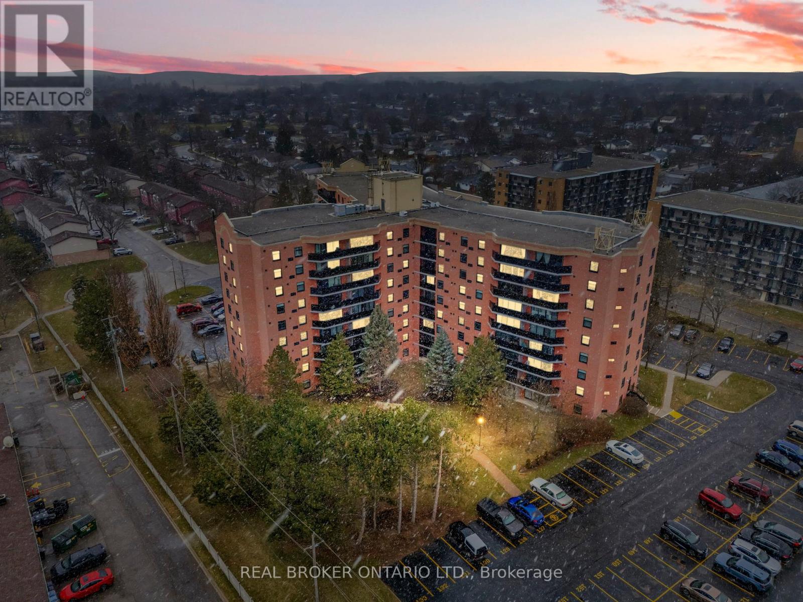 902 - 9 BONHEUR COURT