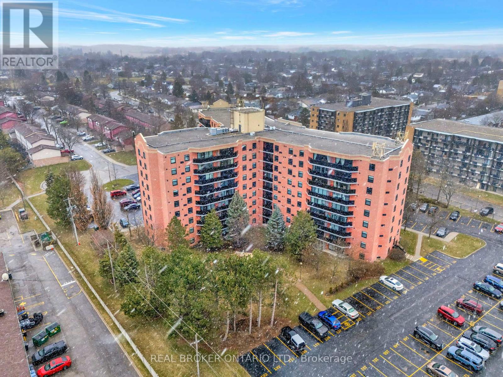 902 - 9 BONHEUR COURT