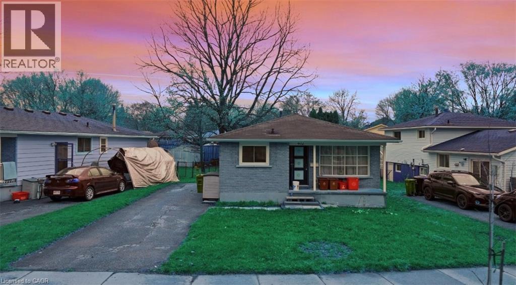 402 MIDWOOD Crescent