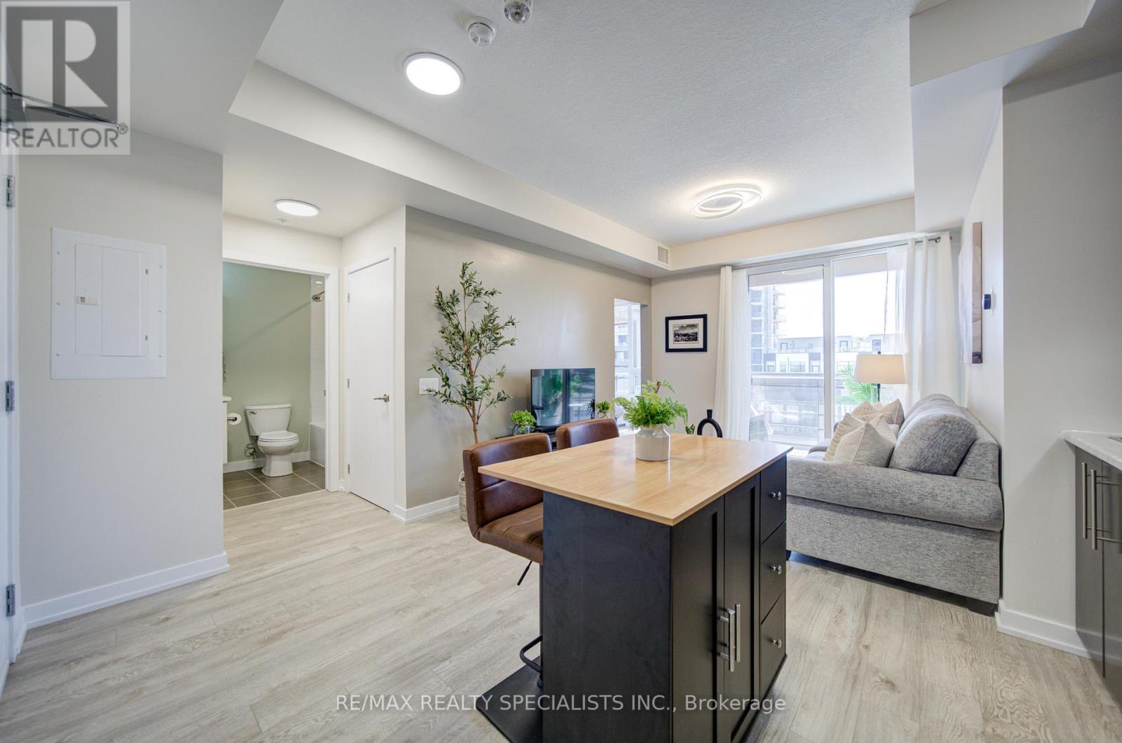 407 - 40 ESPLANADE LANE