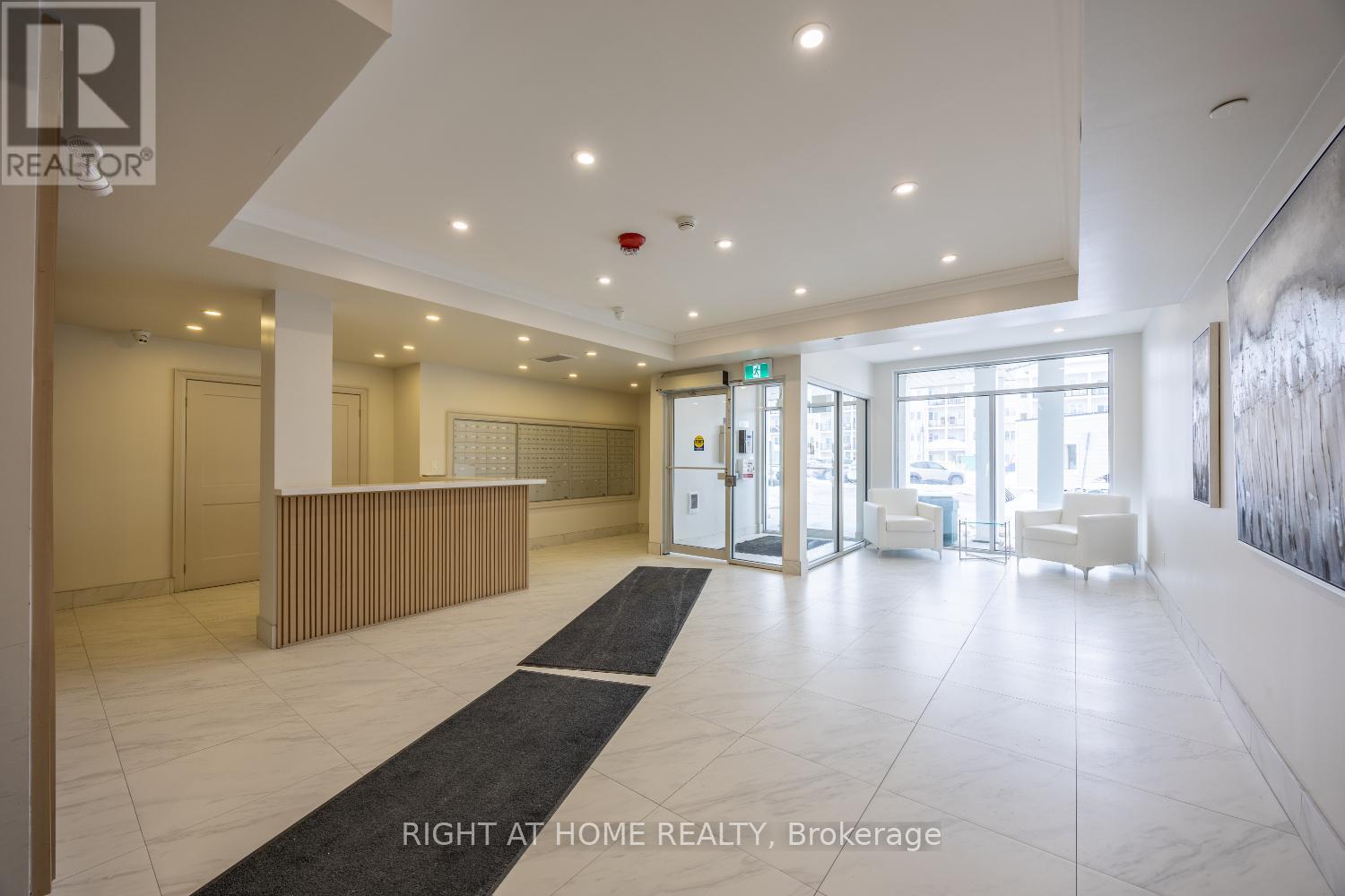 402 - 50 LAKEBREEZE DRIVE