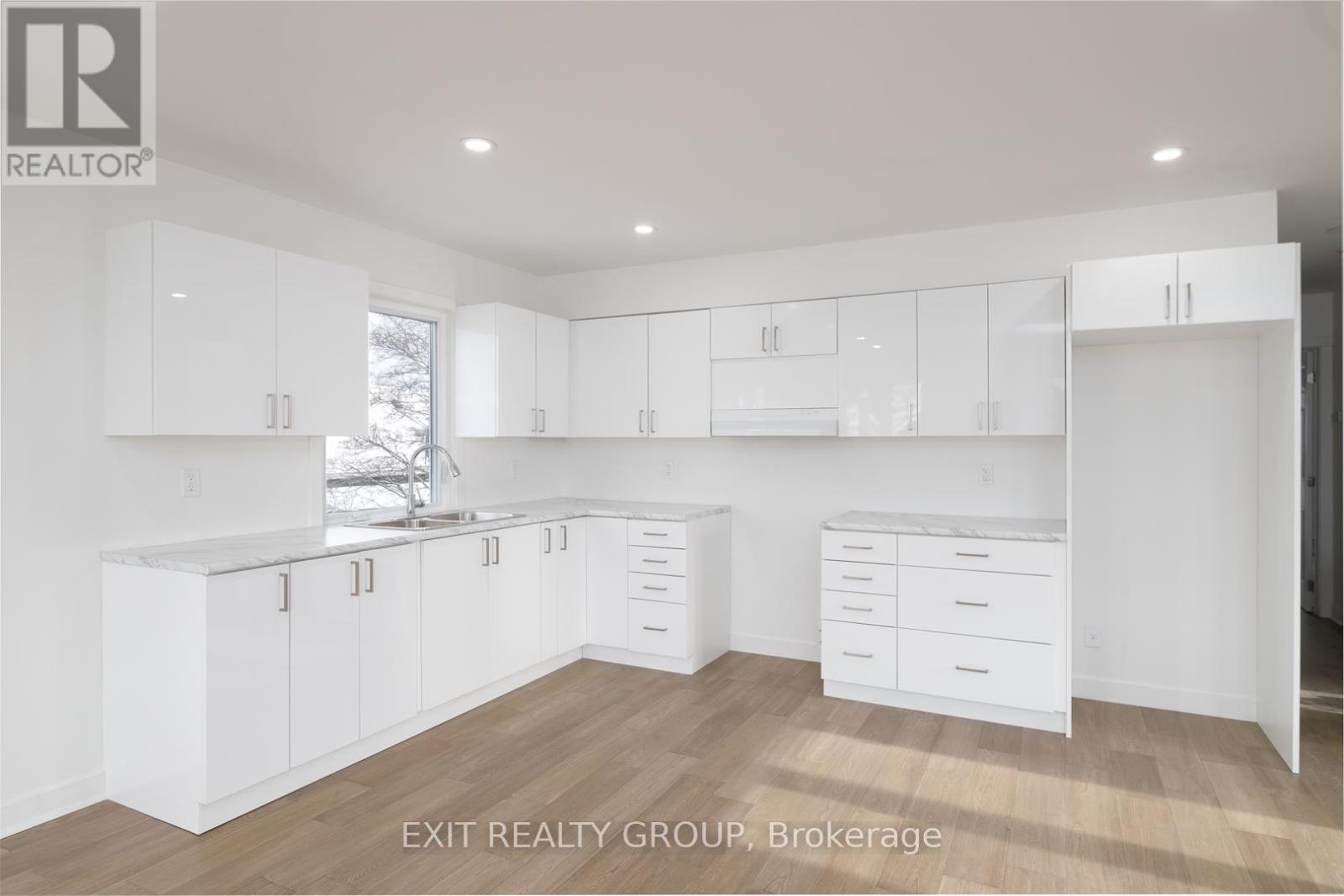 3 - 211 DUNDAS ST W, BUILDING B