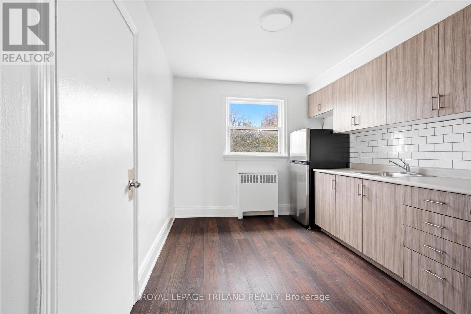 6 - 310 SPEEDVALE AVENUE E