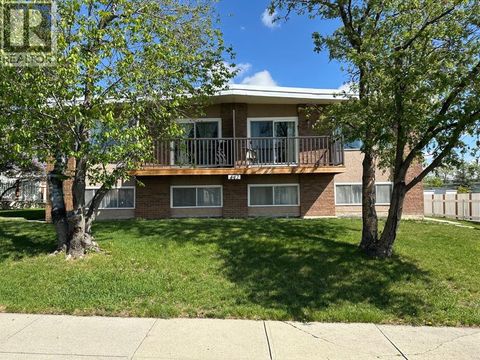 447 Huntsville Crescent NW Calgary AB T3K4W3