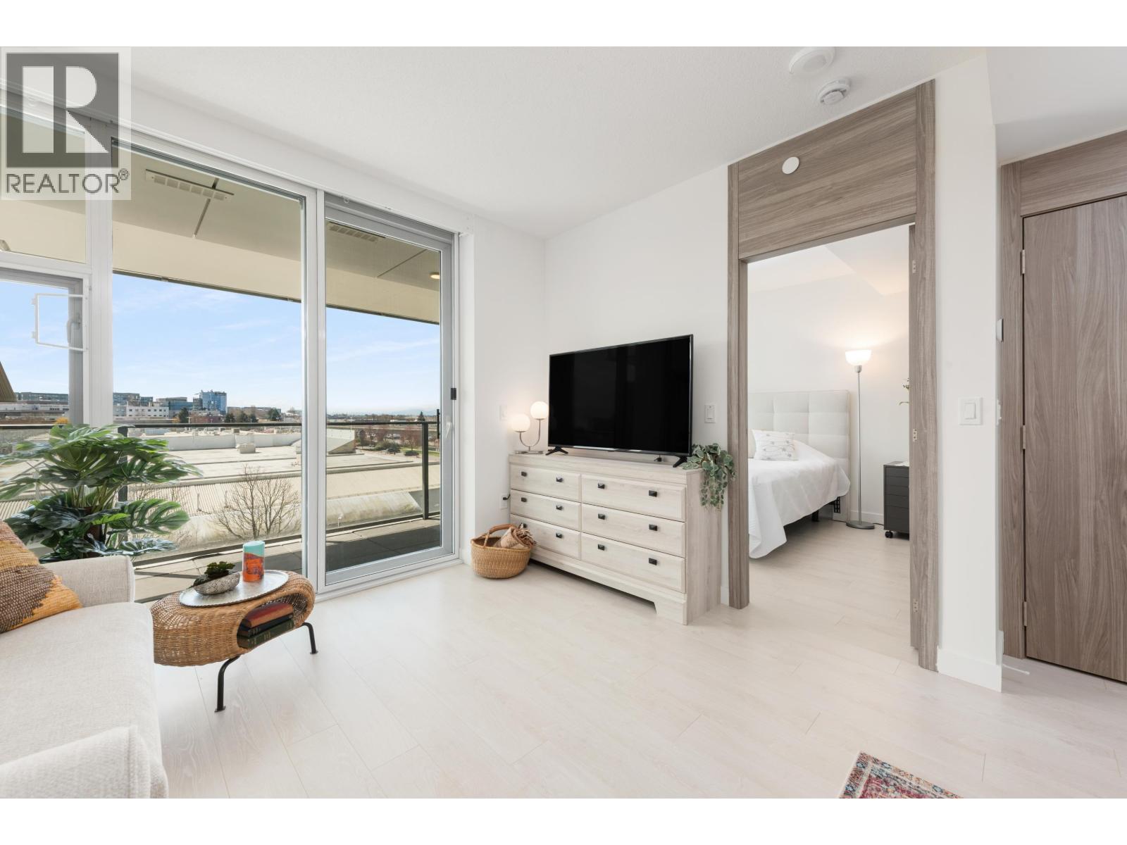 402 8611 HAZELBRIDGE WAY