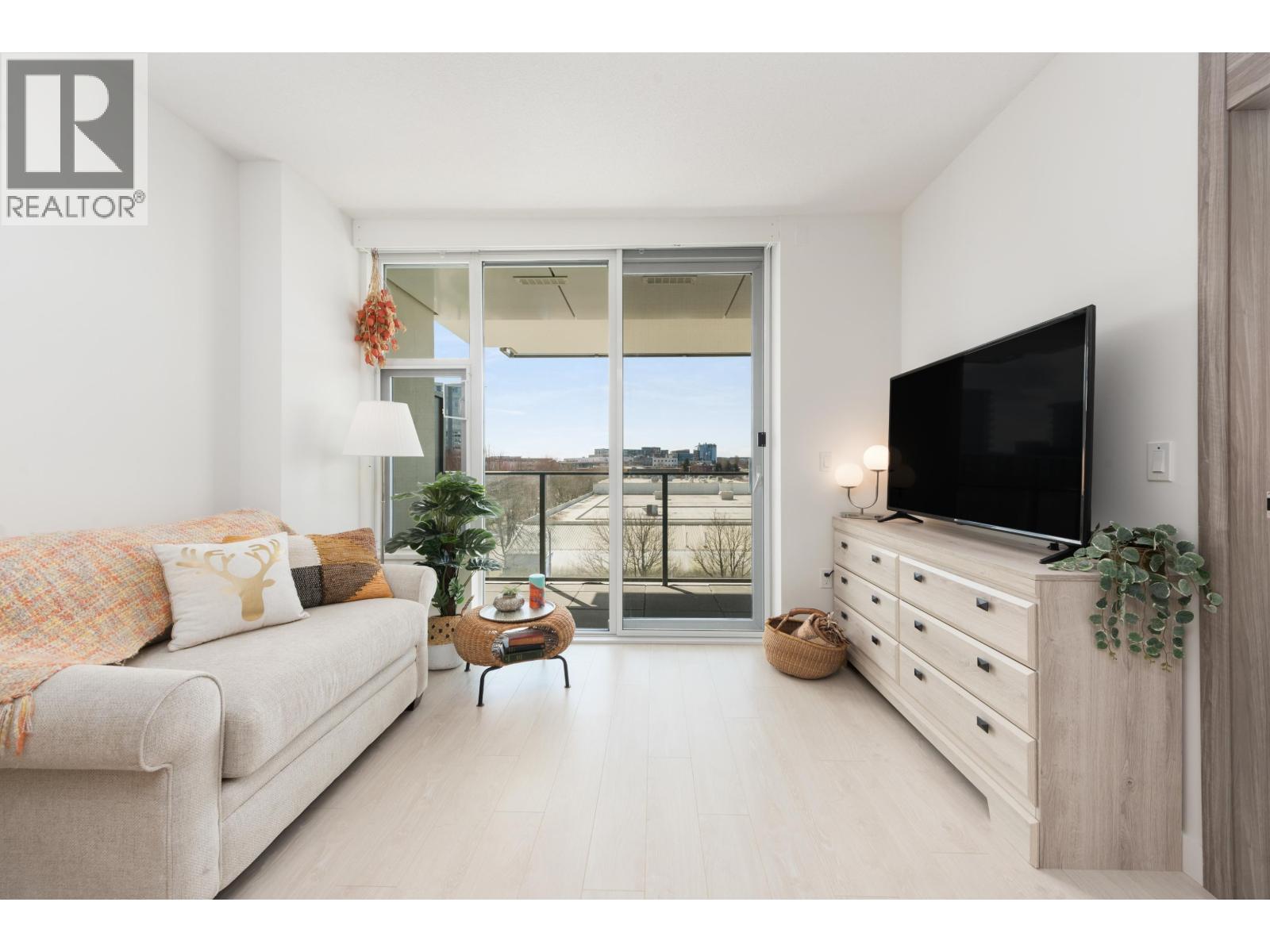 402 8611 HAZELBRIDGE WAY