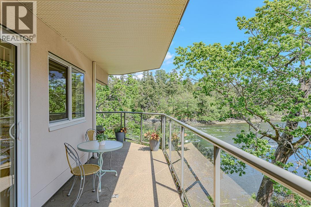 104 1085 Tillicum Rd