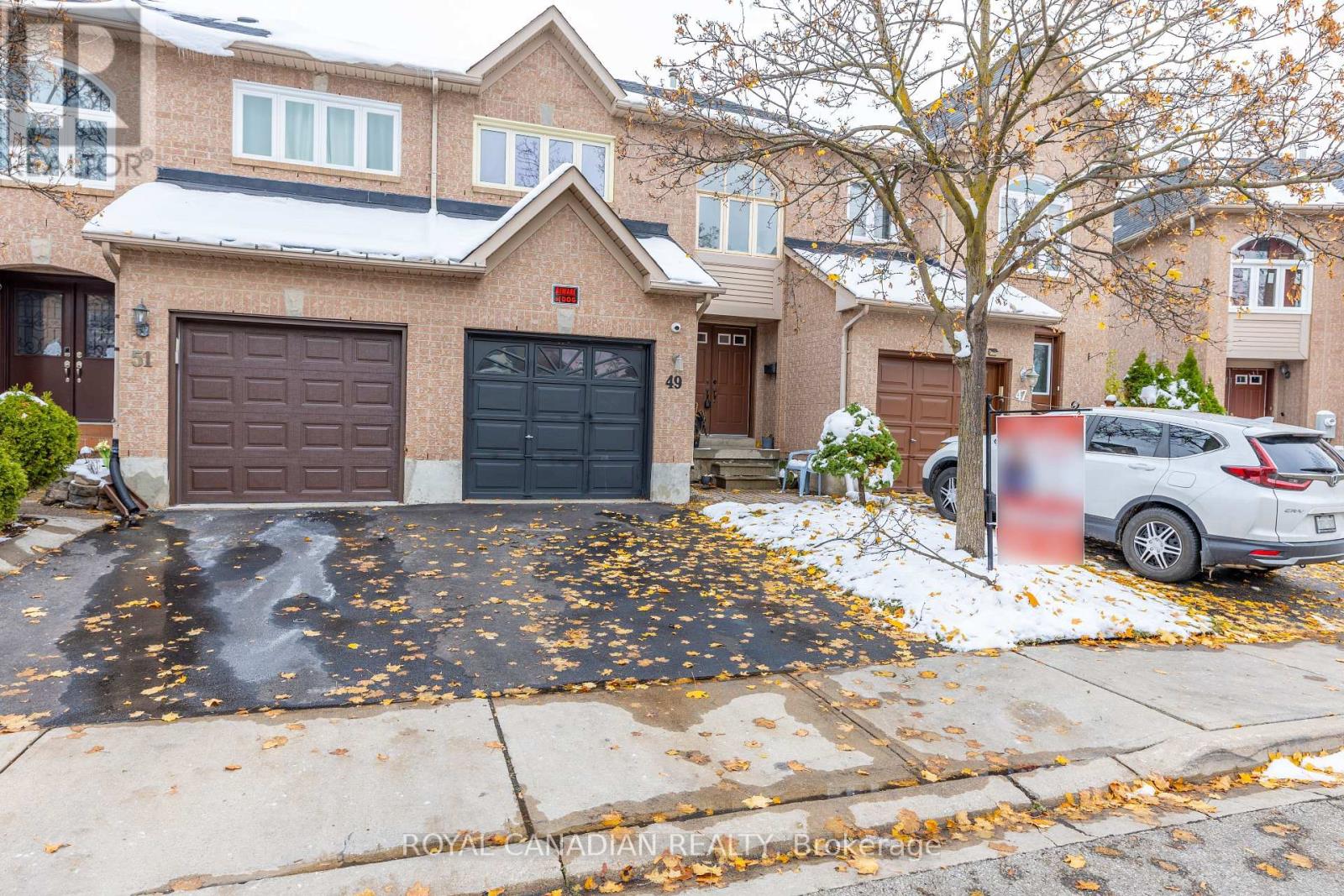 32 - 49 GOLDENLIGHT CIRCLE