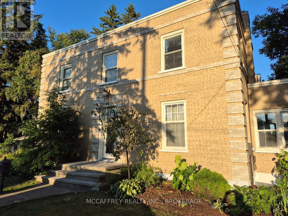 442 DUNDAS STREET W