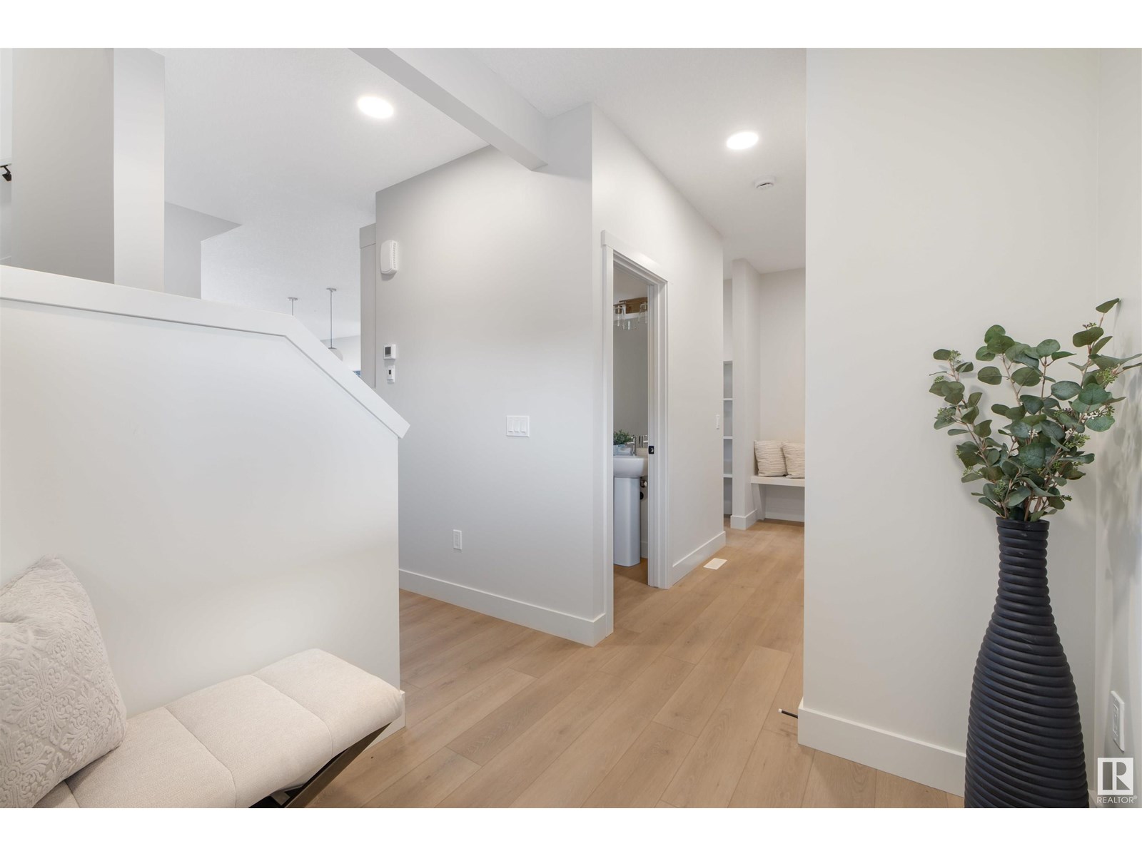 9221 102 ST