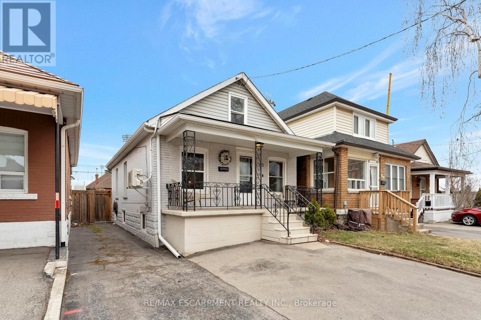 65 CONNAUGHT AVENUE N