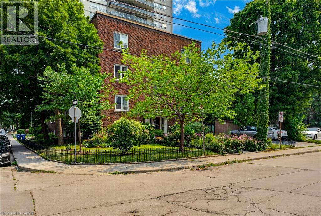 60 ROBINSON Street Unit# 104