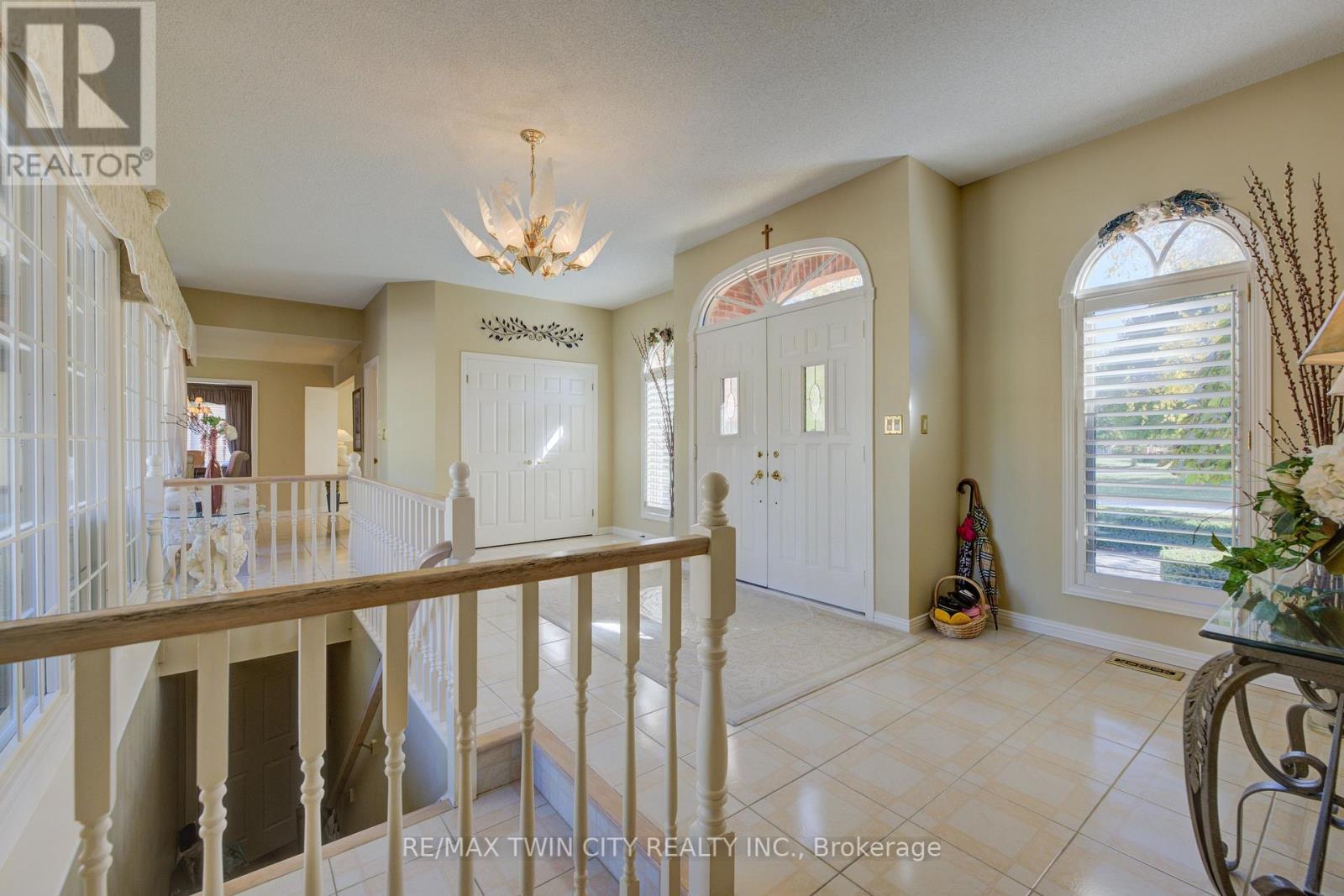 592 MANORWOOD COURT