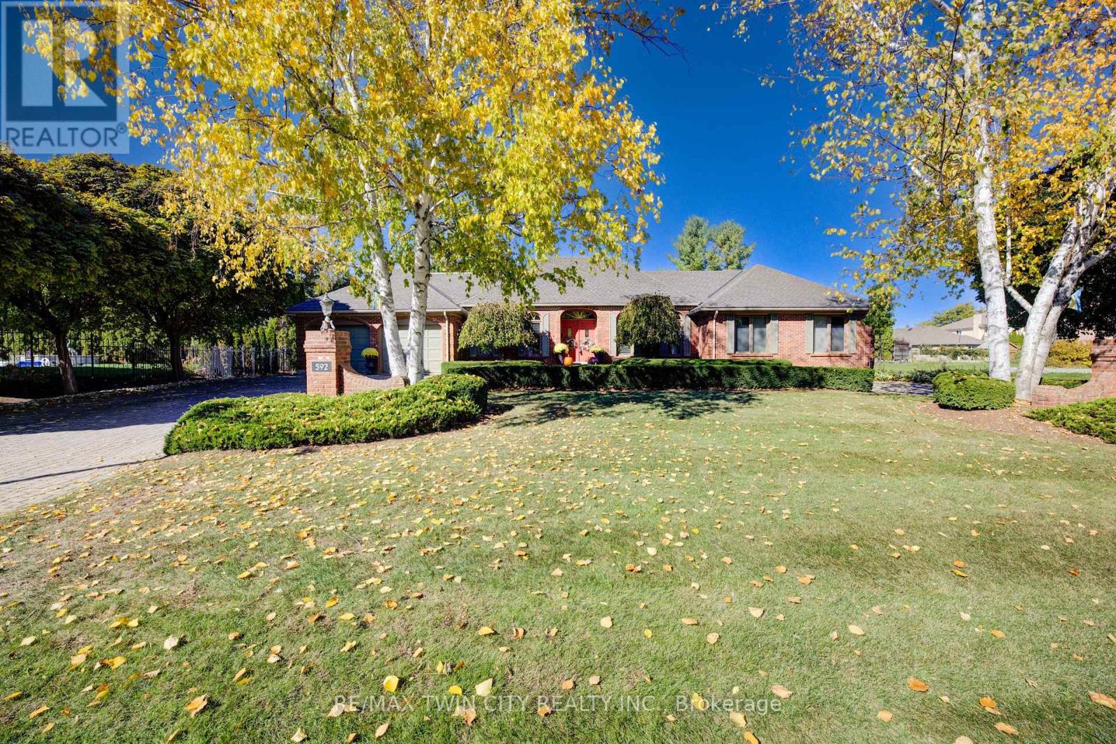 592 MANORWOOD COURT