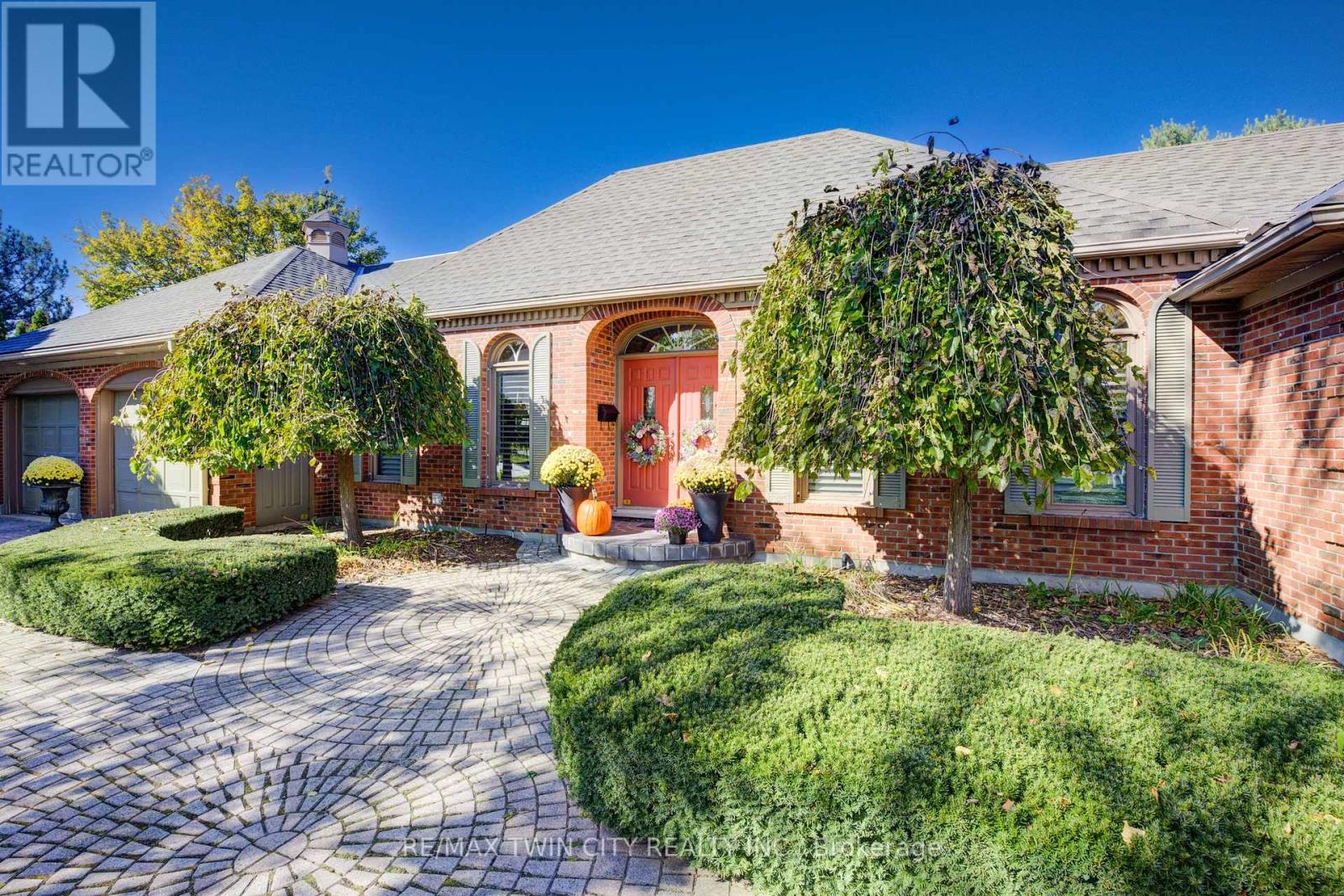 592 MANORWOOD COURT