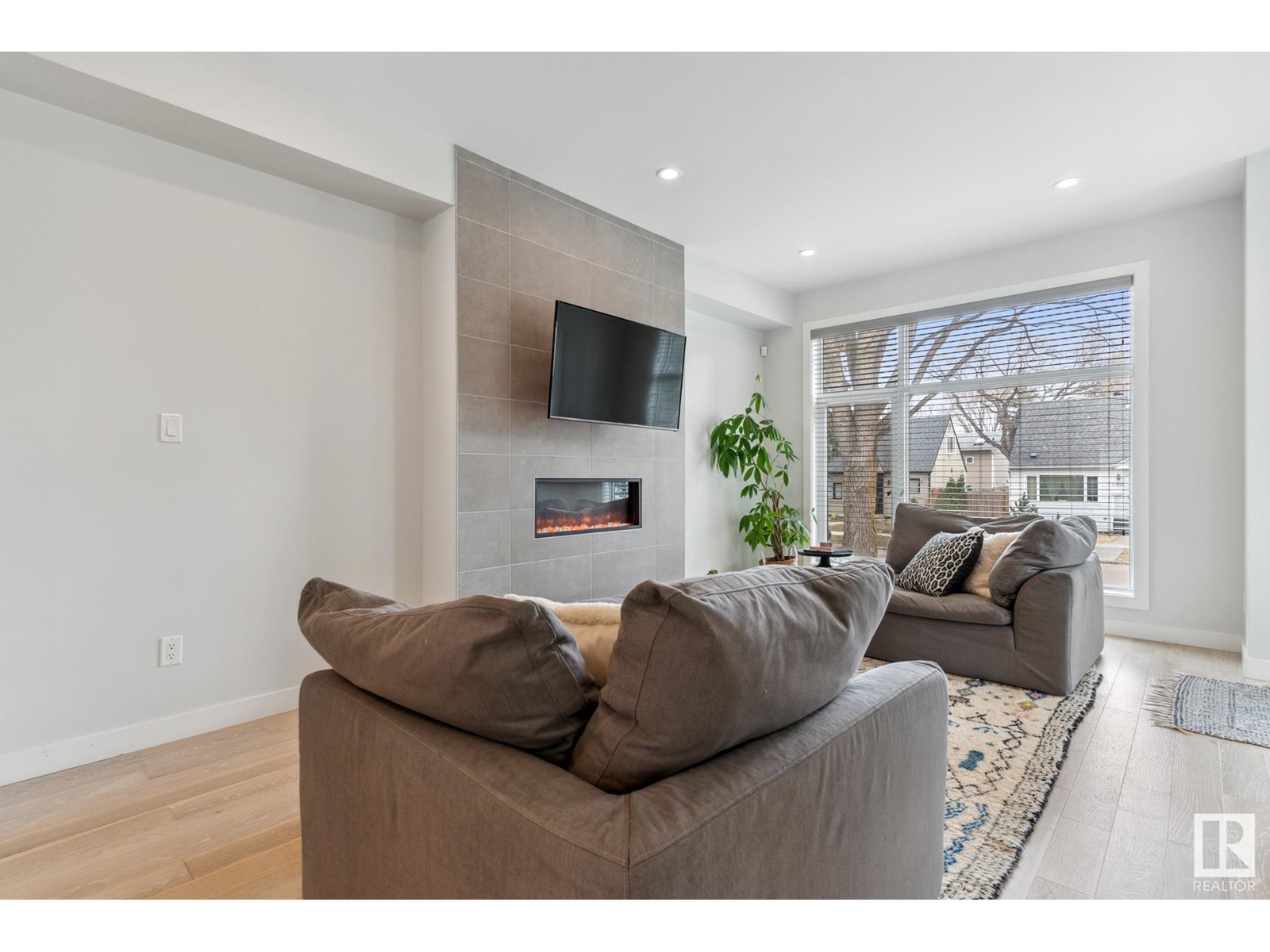 10811 63 AV NW