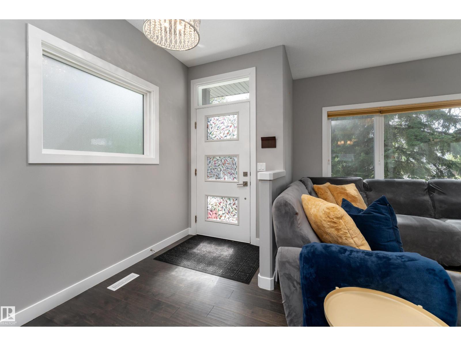 8954 81 AV NW