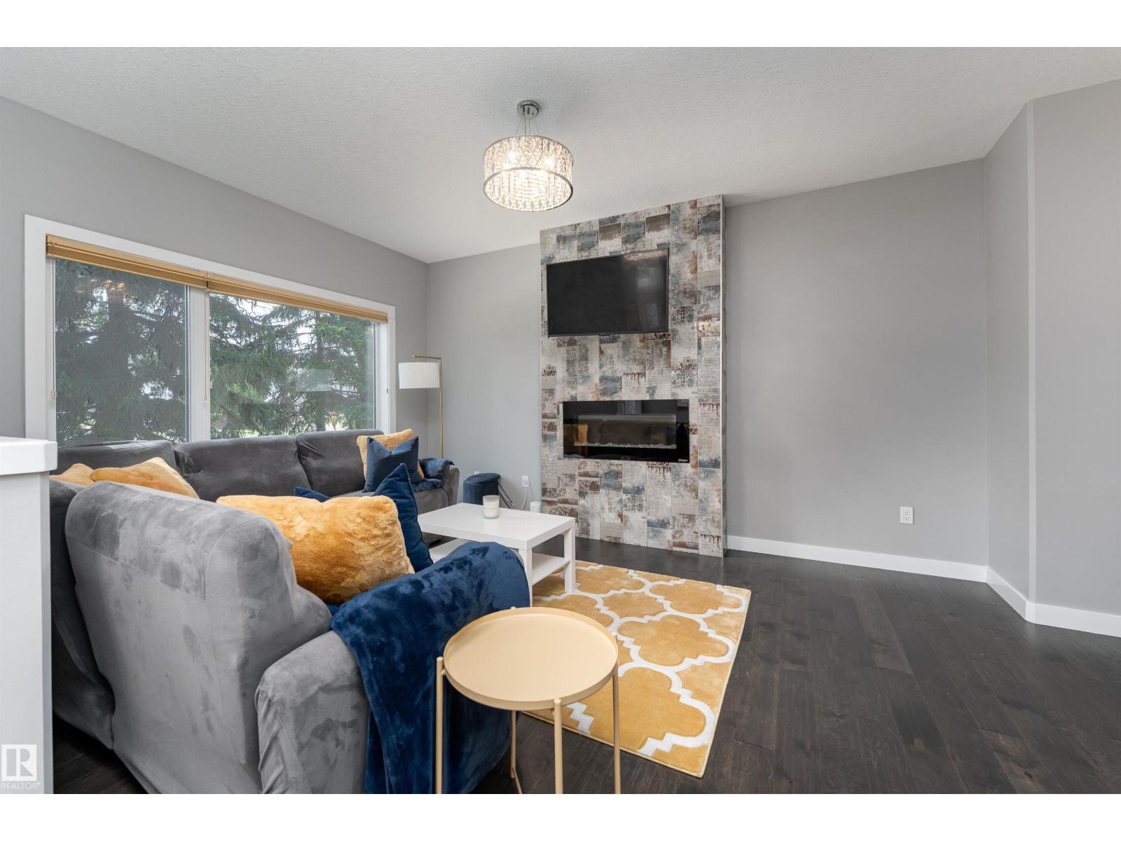 8954 81 AV NW