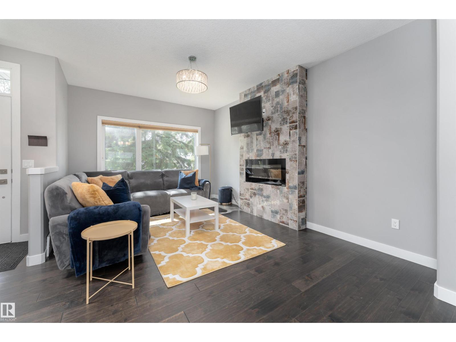 8954 81 AV NW