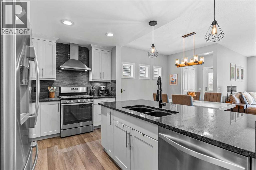 86 Copperpond Heights SE