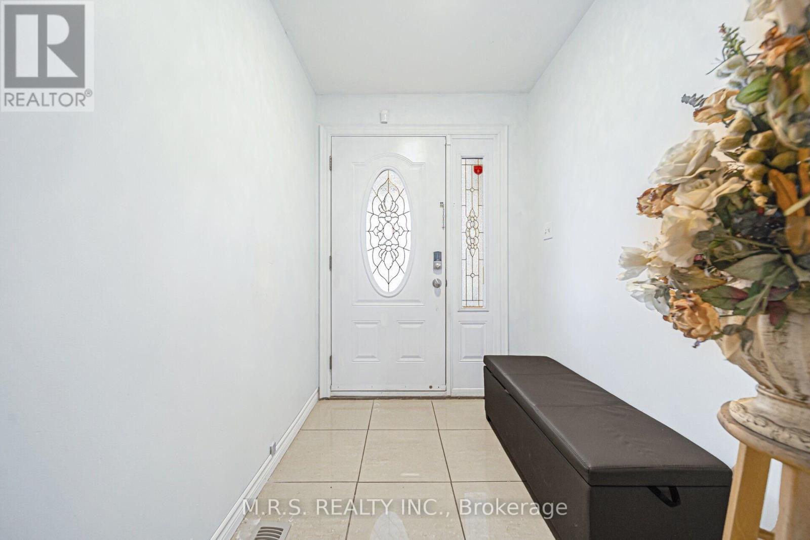 61 BLOOMINGTON CRESCENT