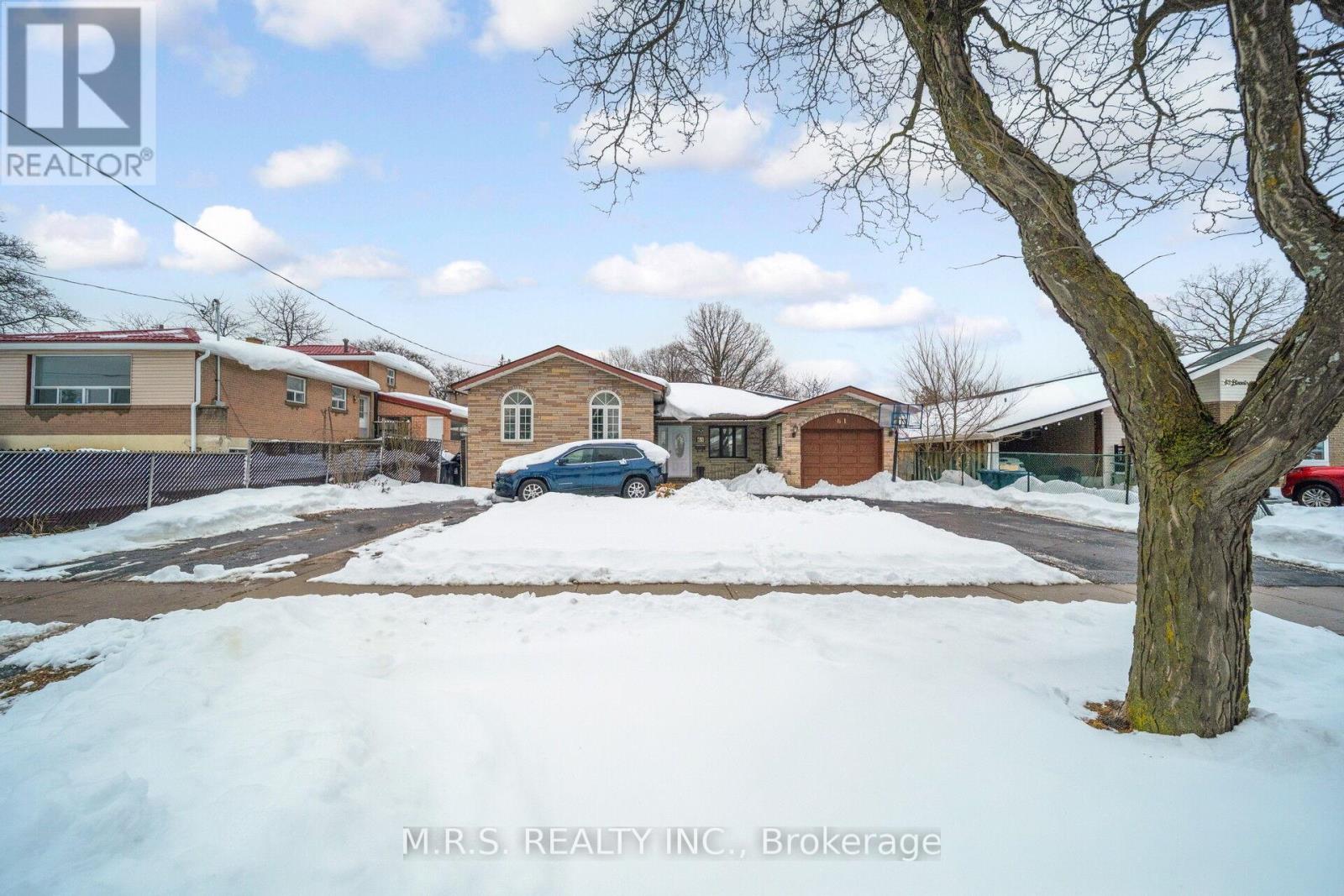 61 BLOOMINGTON CRESCENT