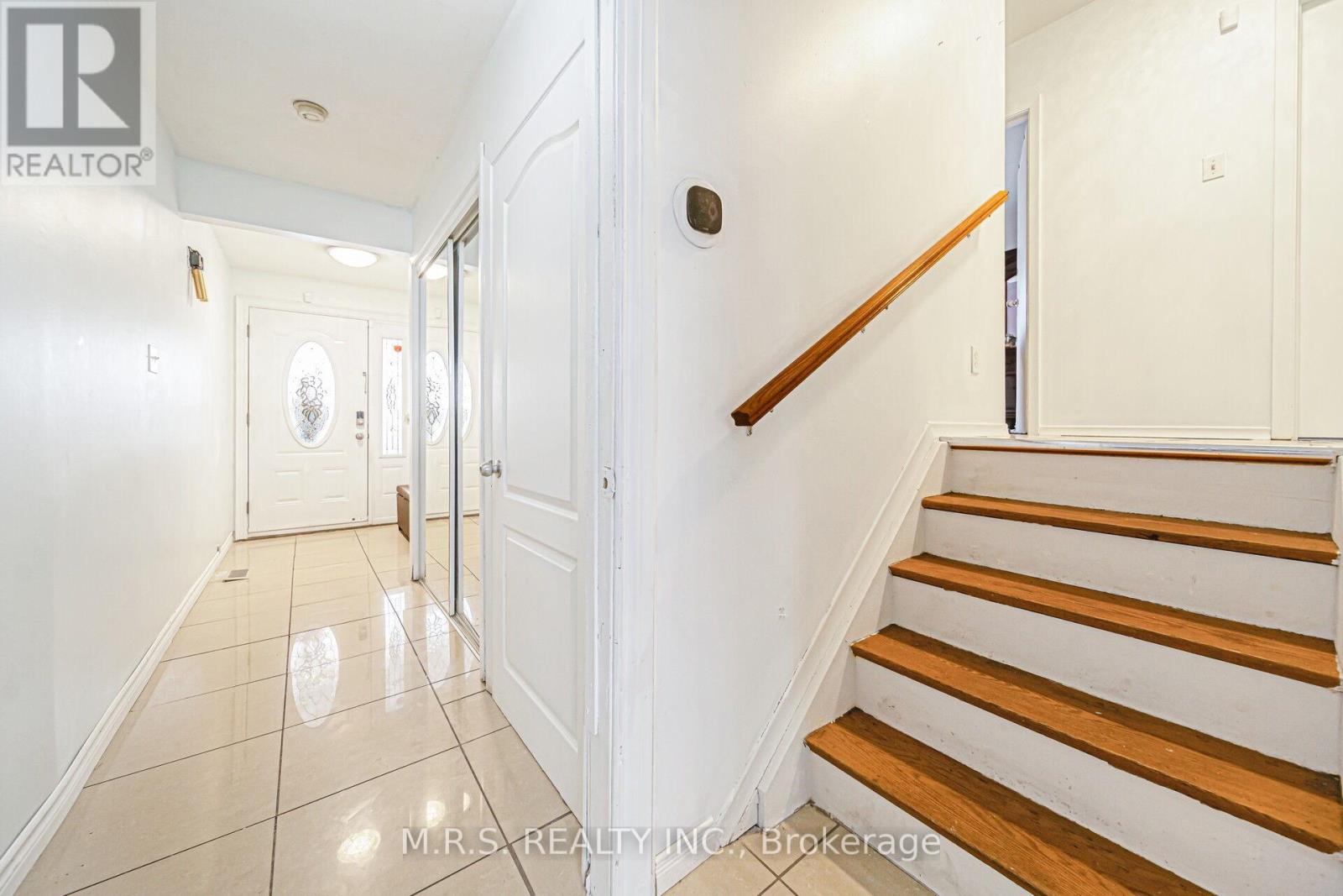 61 BLOOMINGTON CRESCENT