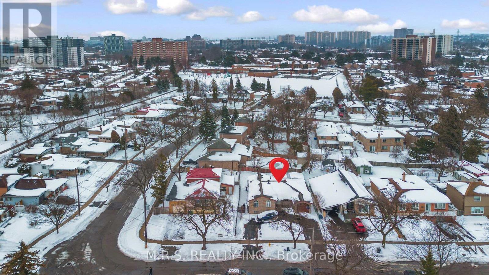 61 BLOOMINGTON CRESCENT