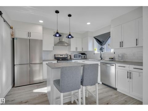 1714 LAKEWOOD RD S NW Edmonton AB T6K3H5