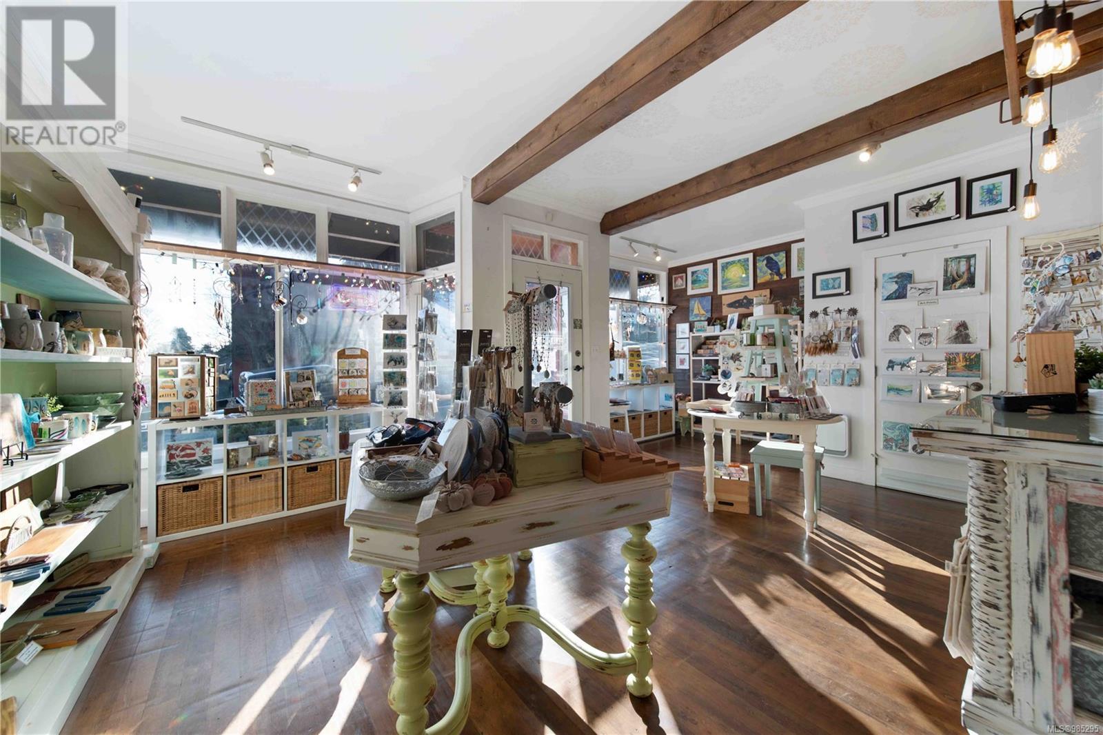 28 Roberts St