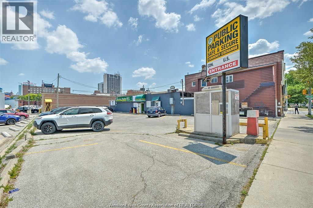 474-492 UNIVERSITY AVE W