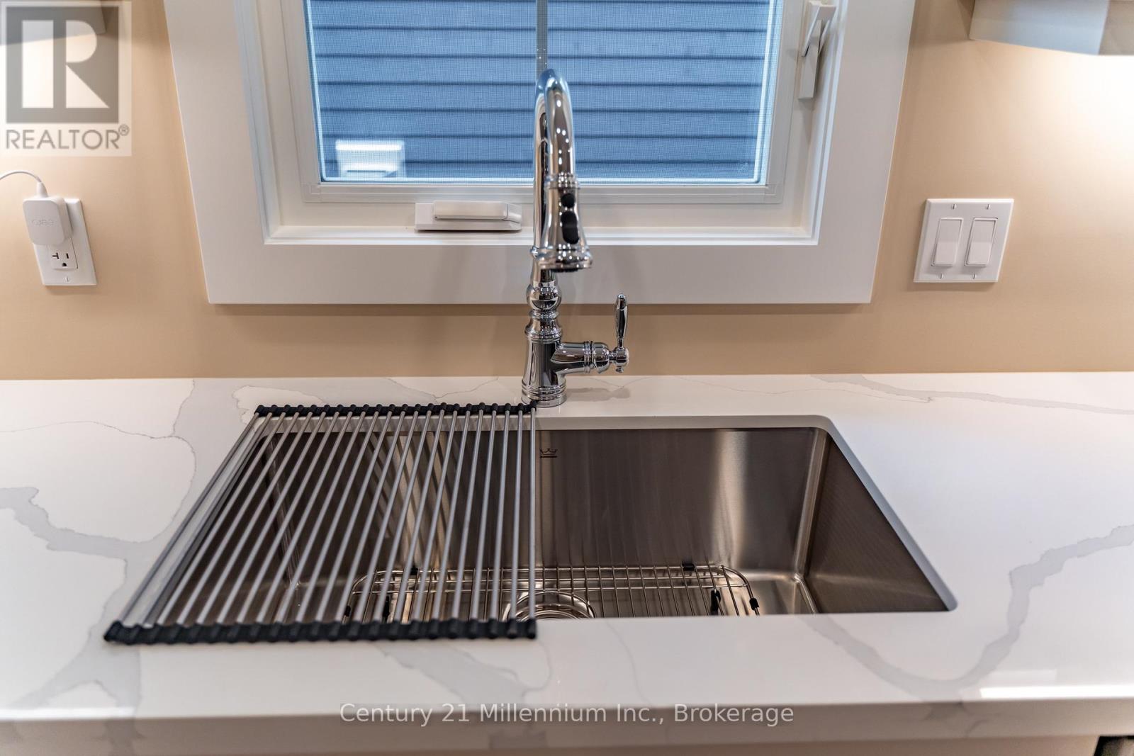 11 GRENVILLE STREET N