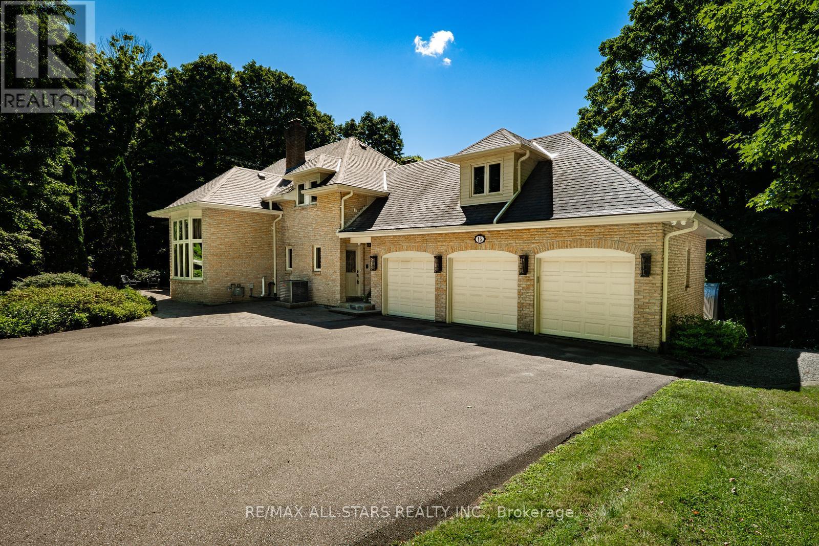 15 SKYRIDGE COURT