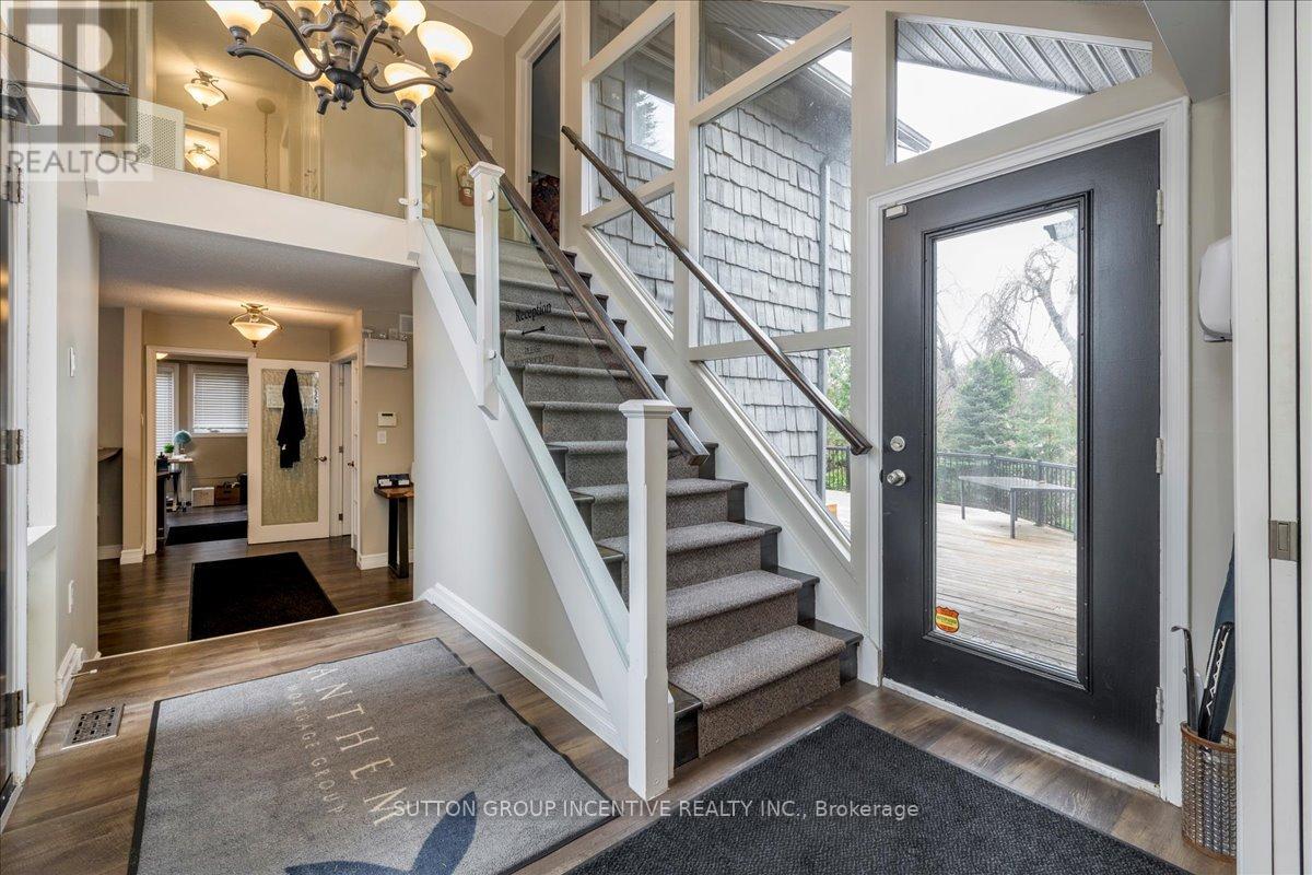 381-387 MAPLEVIEW DRIVE W