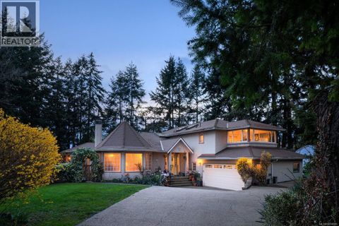 2832 Cadboro Bay Rd Oak Bay BC V8R5J9