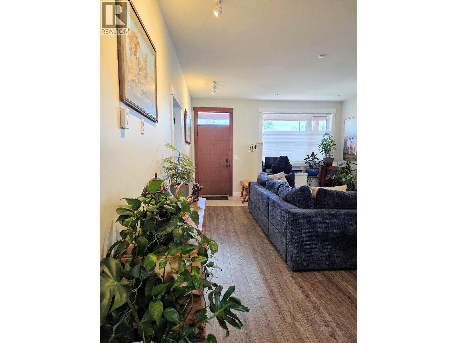 6 1141 AMBLESIDE AVENUE