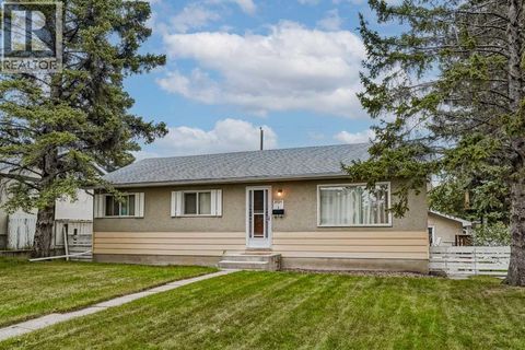 4928 45 Street SW Calgary AB T3E3W4