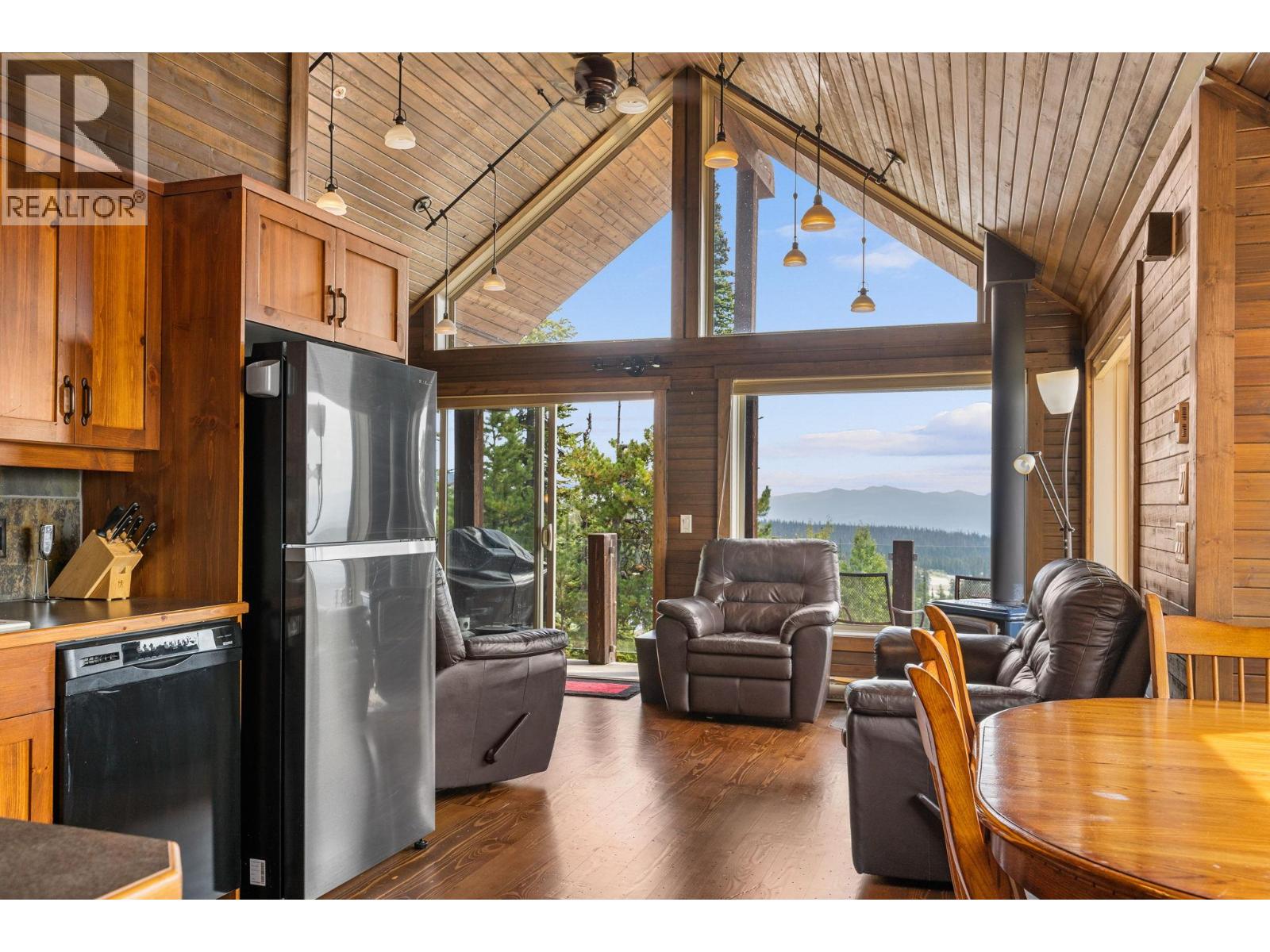 5890 Snow Pines Crescent