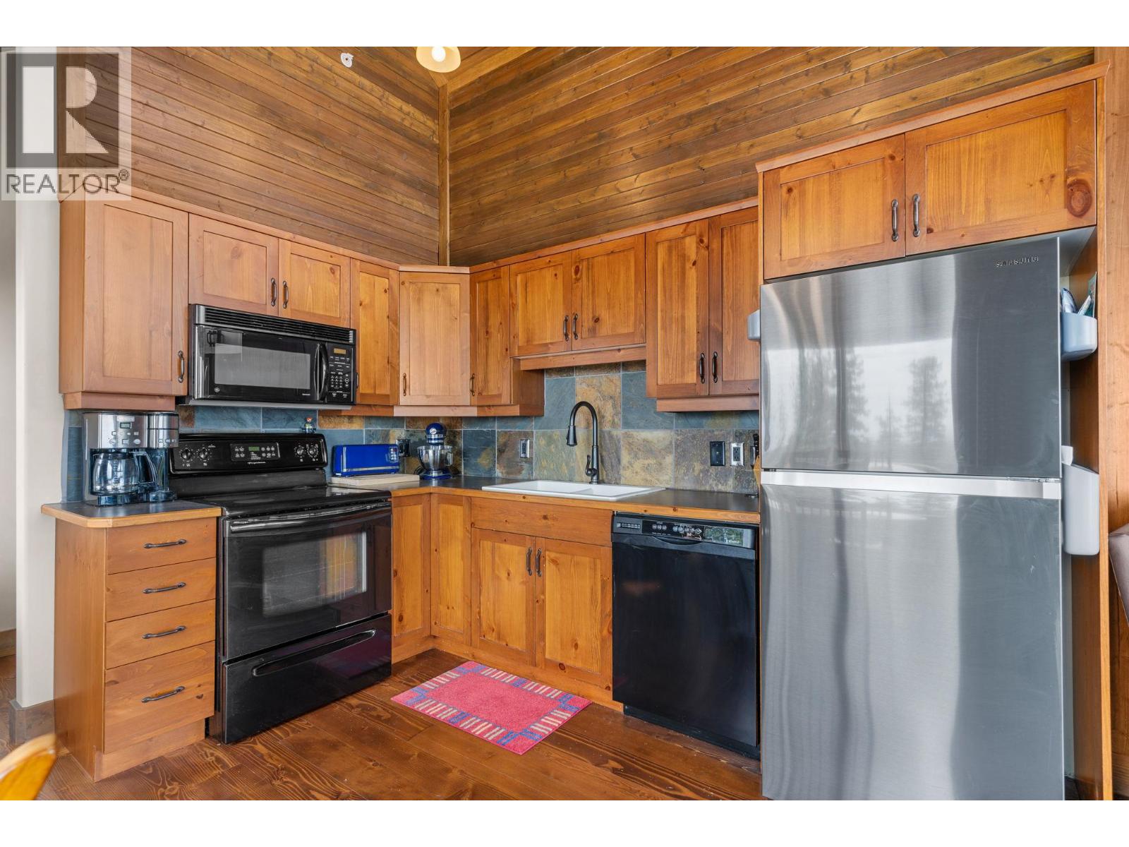 5890 Snow Pines Crescent