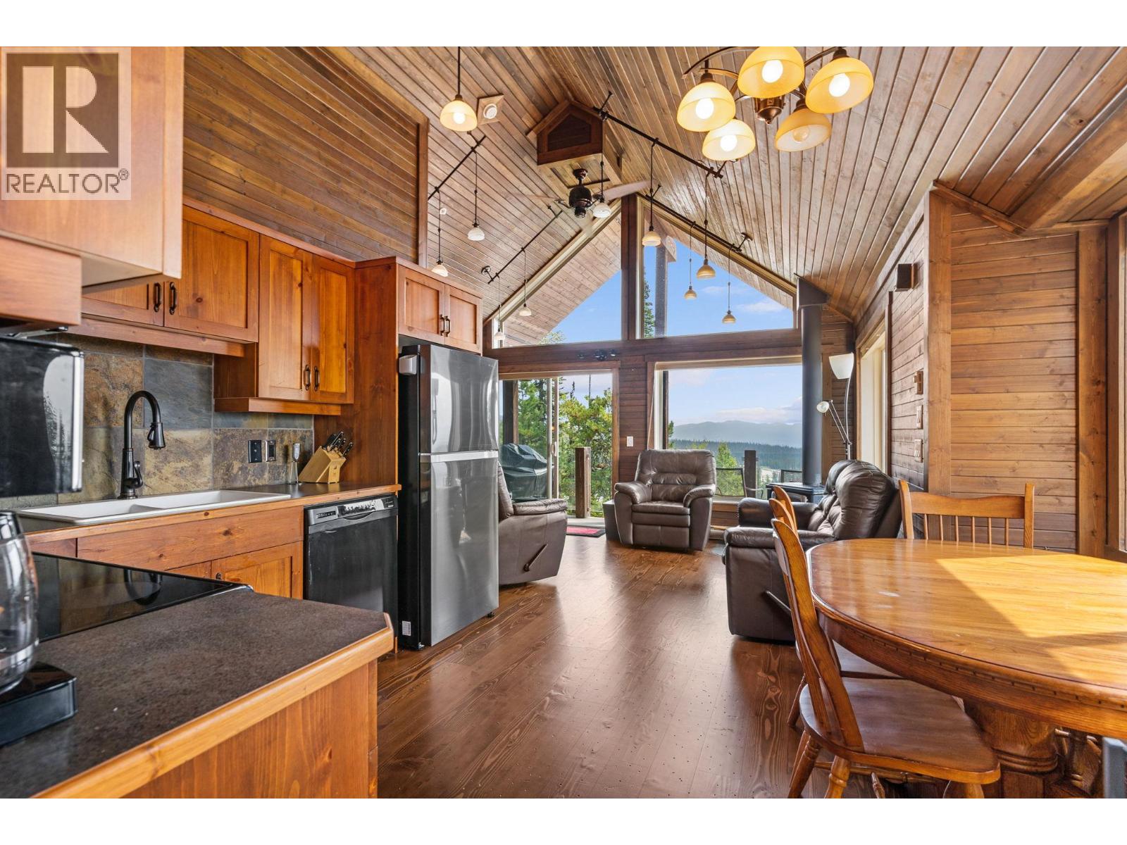 5890 Snow Pines Crescent