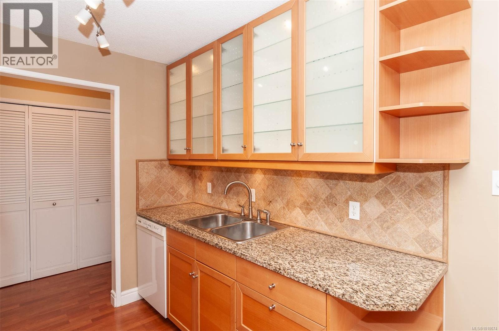 302 1024 Fairfield Rd