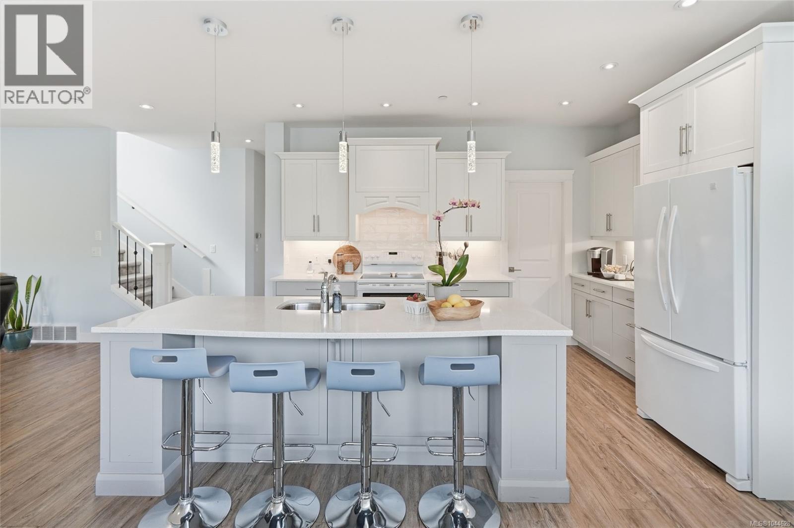 795 Parkside Cres