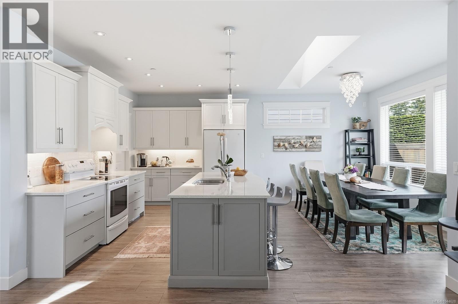 795 Parkside Cres