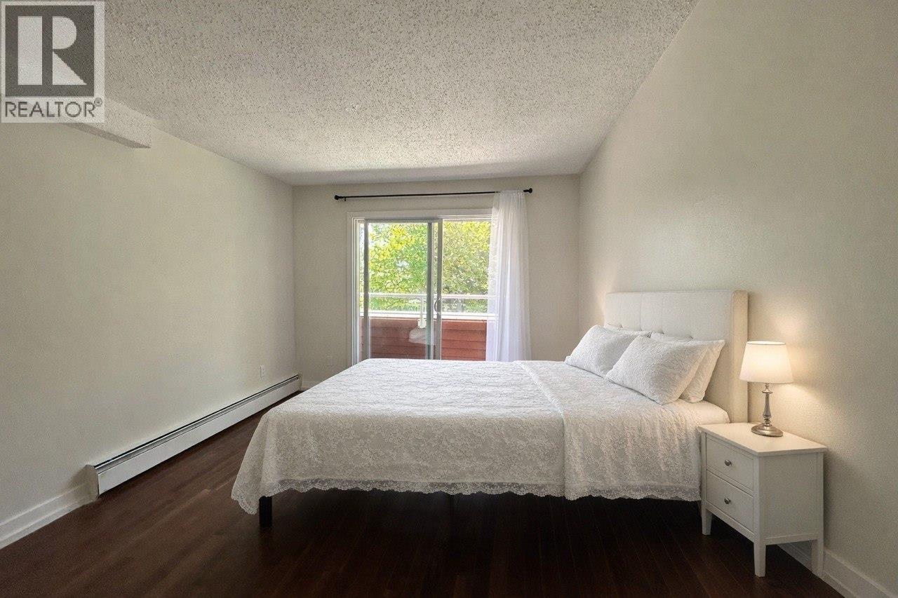 202 250 W 1ST STREET